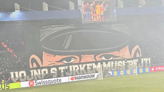 Fenerbahçe'nin UEFA Avrupa Ligi'ndeki rakibi Viktoria Plzen'den maç öncesi tepki çeken pankart! Türklerle savaş kaçınılmazdır