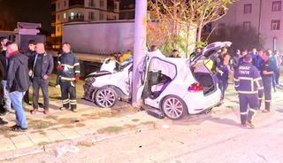 Otomobil direğe saplandı: 2 ağır yaralı