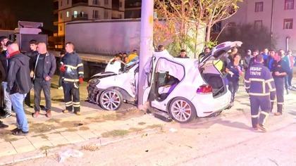 Otomobil direğe saplandı: 2 ağır yaralı