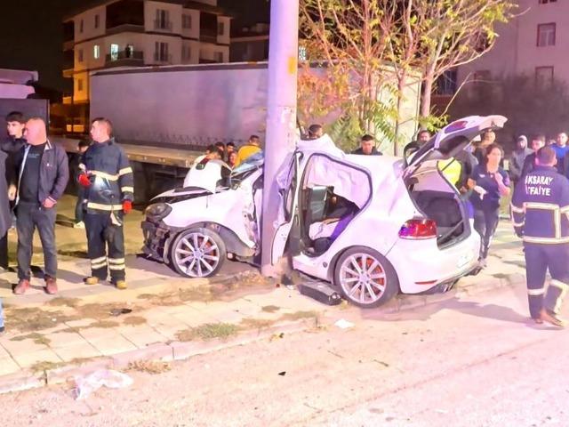 Otomobil direğe saplandı: 2 ağır yaralı