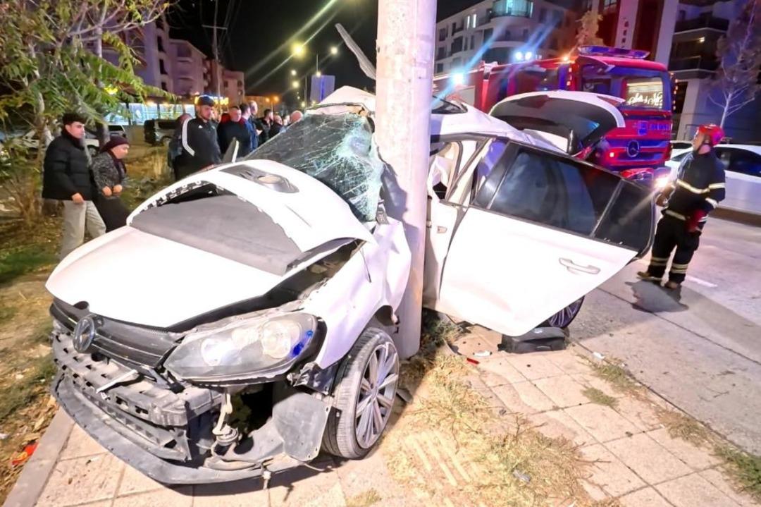 Otomobil direğe saplandı: 2 ağır yaralı 2