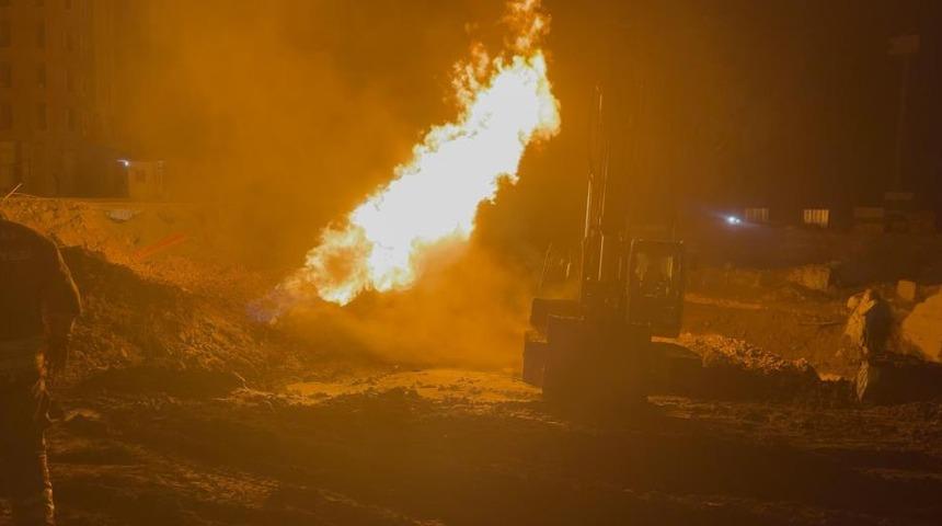 Doğal gaz patlamasıyla &ccedil;ıkan yangında 2 iş&ccedil;i yaralandı