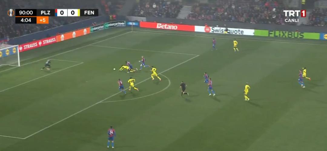 Hollandalı hakem Allard Lindhout Jhon Duran ın son saniyede &ccedil;ekilmesine penaltı vermedi! Fenerbah&ccedil;e isyan etti... 1