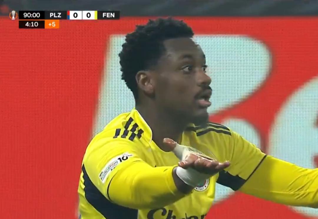 Hollandalı hakem Allard Lindhout Jhon Duran ın son saniyede &ccedil;ekilmesine penaltı vermedi! Fenerbah&ccedil;e isyan etti... 3