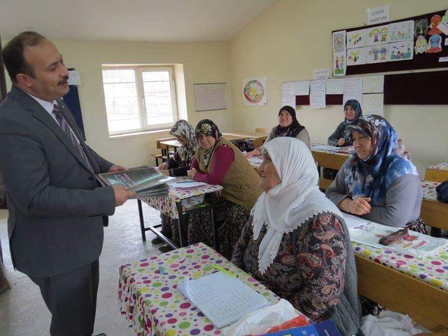 Şehit oğluna şiir yazabilmek için 68 yaşında okuma yazma öğreniyor