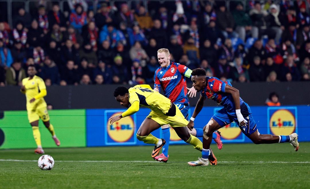 Hollandalı hakem Allard Lindhout Jhon Duran ın son saniyede &ccedil;ekilmesine penaltı vermedi! Fenerbah&ccedil;e isyan etti... 2