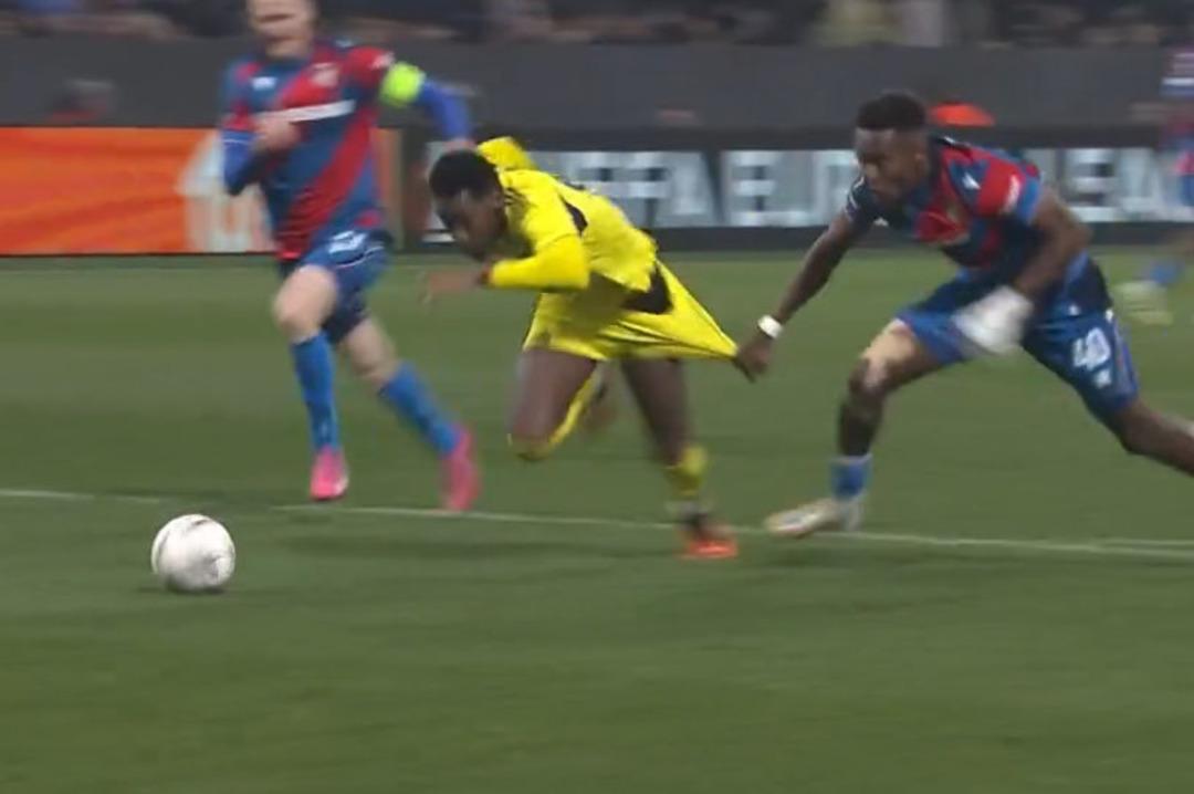 Ma&ccedil; bitti tartışmalar bitmedi! Fenerbah&ccedil;e den gece yarısı hakem tepkisi: Şortu &ccedil;ıkardı! 1