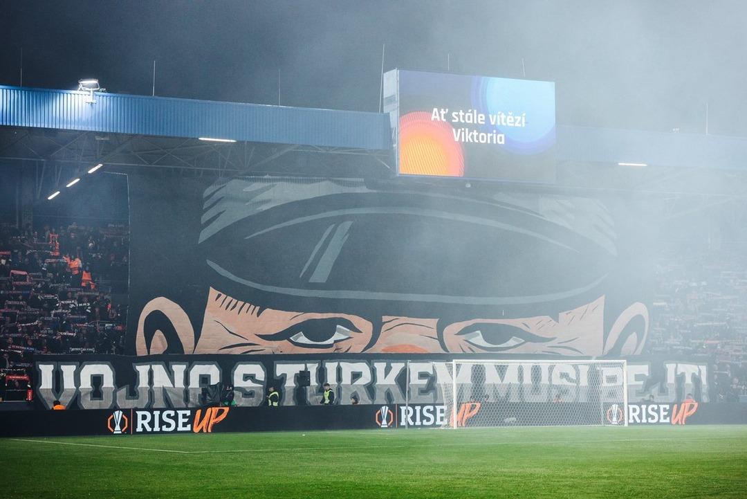 Victoria Plzen cephesinden ma&ccedil; sonu beklenmedik pankart a&ccedil;ıklaması: Şaka! 3