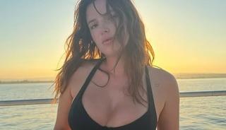 Dantel pareosuyla poz verdi! Minik bikinisini böyle düzeltti 