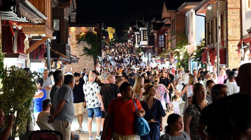 Bakan Ersoy duyurdu: Antalya ziyaretçi sayısında Cumhuriyet rekoru kırdı!