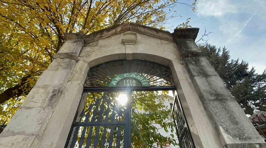 Hamam olarak yapılıp camiye d&ouml;n&uuml;şt&uuml;r&uuml;len tarihi yapı 700 yıldır ayakta