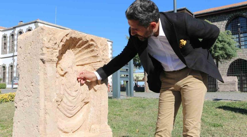 Defineciler tarafından par&ccedil;alara ayrılmak istenen 1800 yıllık &rsquo;Kibele heykeli&rsquo; İ&ccedil;kale M&uuml;zesinde sergileniyor
