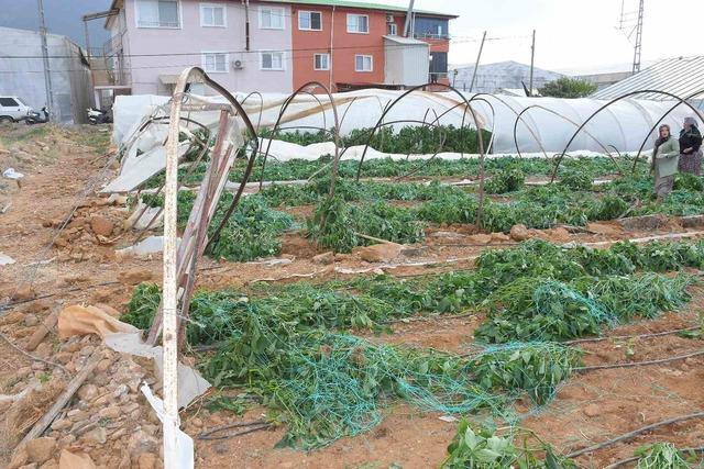 Mersin’de fırtına ve hortum seralara zarar verdi 3