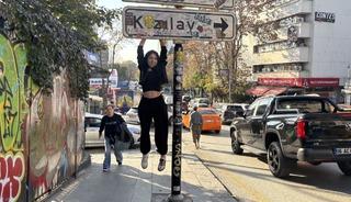 Tabela akımı büyüyor! Çalındı, yenisi yapıldı! Şimdi de belediye barfiks demiri koydu