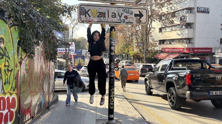 Ankara tabela akımı olay oldu! &Ccedil;alındı, yenisi yapıldı! Şimdi de belediye barfiks demiri koydu