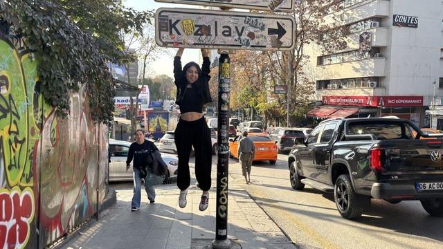 Ankara tabela akımı olay oldu! Çalındı, yenisi yapıldı! Şimdi de belediye barfiks demiri koydu