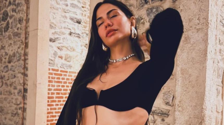 Eşref R&uuml;ya'nın Nisan'ı Demet &Ouml;zdemir son pozlarıyla g&uuml;ndemde! 'Her hali &ccedil;ok g&uuml;zel' 