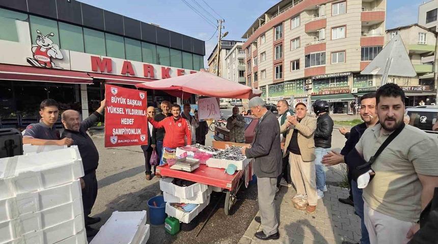 Fanatik balık&ccedil;ı &ccedil;ıldırdı, hamsiyi 25 TL&rsquo;den sattı