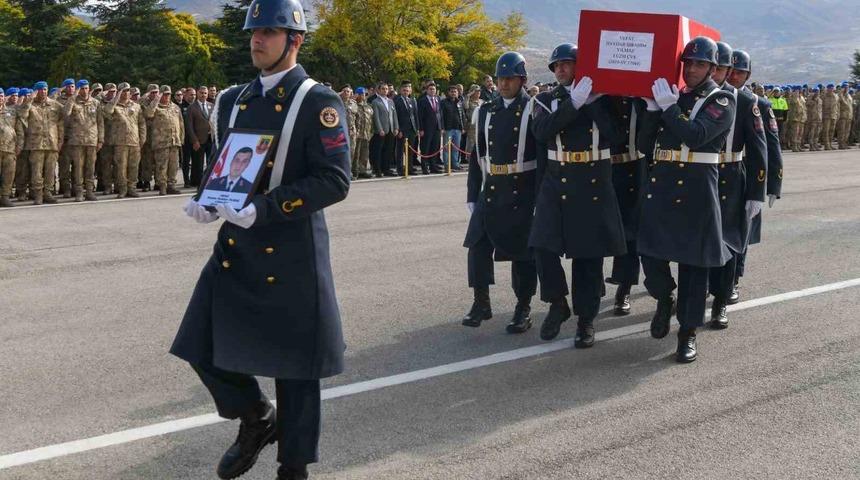 Tunceli&rsquo;de trafik kazasında hayatını kaybeden Uzman &Ccedil;avuş Yılmaz memleketine uğurlandı