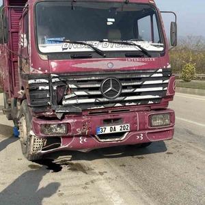 Arıza yapan otomobile kamyon çarptı: 1 ağır yaralı