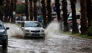 Antalya’da şiddetli yağış ve yıldırımlar etkili oldu