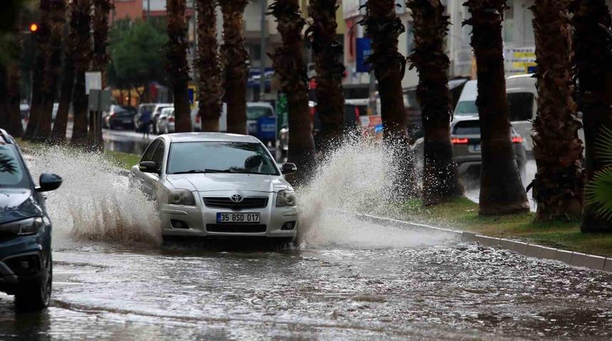 Antalya&rsquo;da şiddetli yağış ve yıldırımlar etkili oldu
