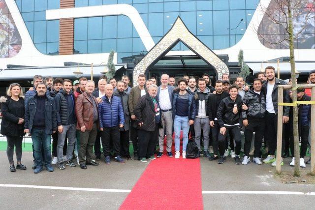 Sakaryaspor’lu futbolcular ve teknik heyet kahvaltıda bir araya geldi