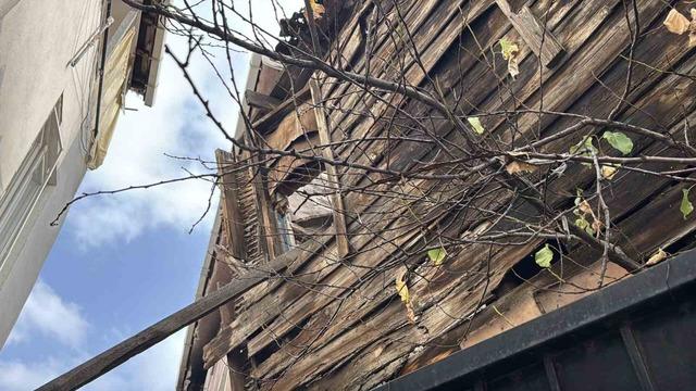 Beyoğlu’nda ahşap binada kısmi çökme: 2 bina tahliye edildi 3