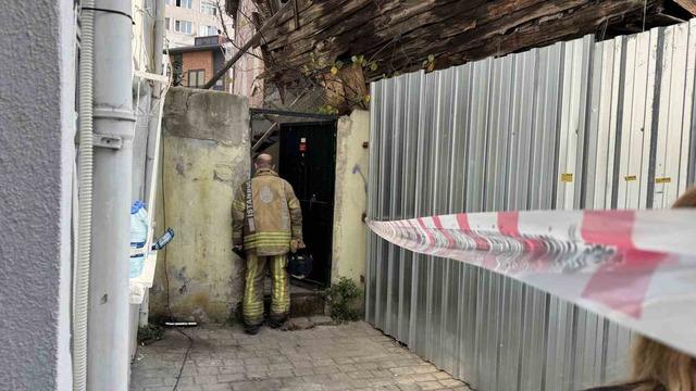 Beyoğlu’nda ahşap binada kısmi çökme: 2 bina tahliye edildi 2