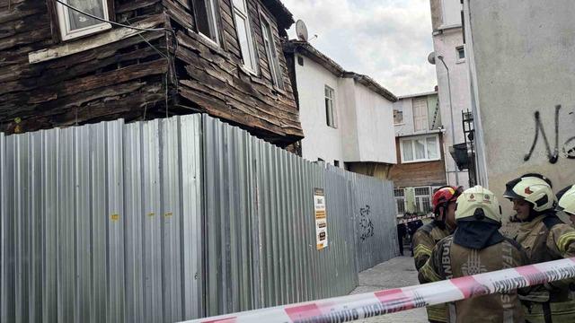 Beyoğlu’nda ahşap binada kısmi çökme: 2 bina tahliye edildi 1