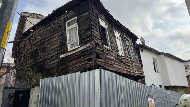 Beyoğlu’nda ahşap binada kısmi çökme: 2 bina tahliye edildi