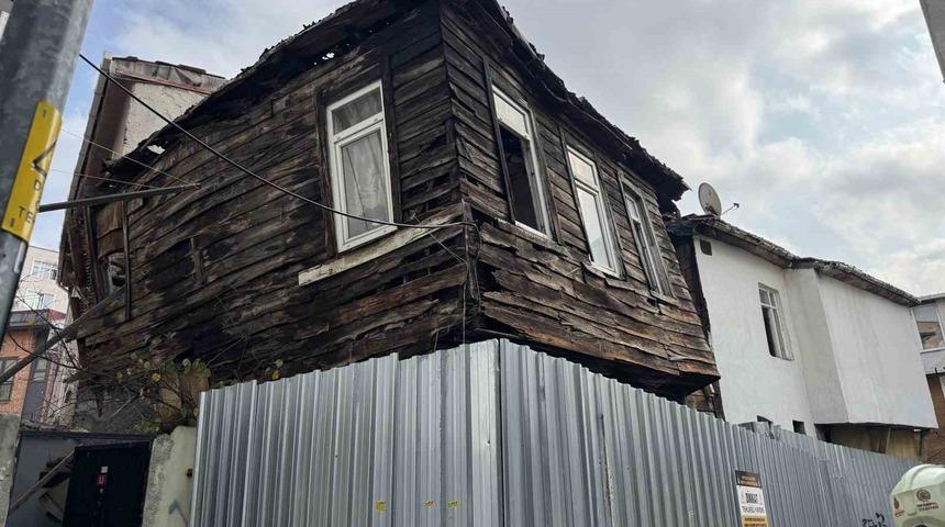 Beyoğlu’nda ahşap binada kısmi çökme: 2 bina tahliye edildi