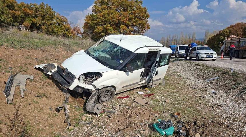 Hisarcık&rsquo;ta takla atan aracın s&uuml;r&uuml;c&uuml;s&uuml; yaralandı