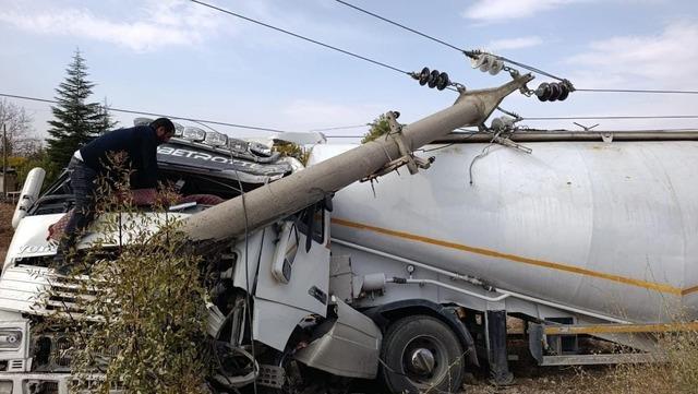 Elazığ’da tır elektrik direğine çarptı: 1 yaralı 1