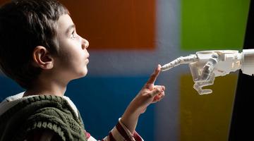 “Microsoft’tan yapay zekâda yön değişikliği: Hümanist süper zekâ geliyor!