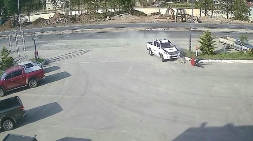 Artvin&rsquo;de akaryakıt istasyonu &ccedil;alışanına kamyonet &ccedil;arptı