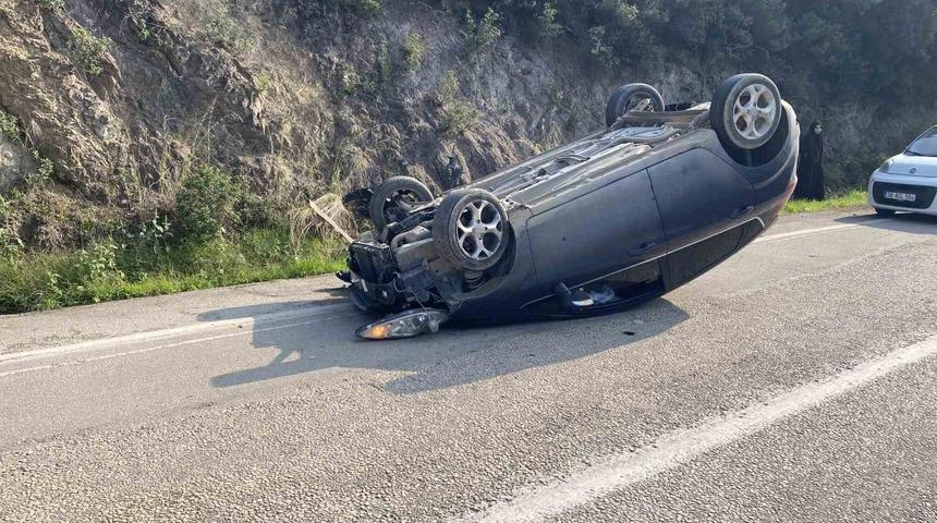 Kayalara &ccedil;arpan otomobil takla attı, emniyet kemeri sayesinde kurtuldular