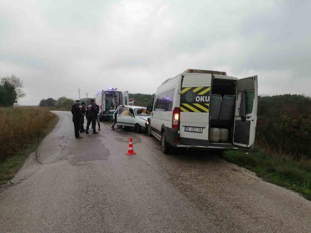 Gönen’de trafik kazasında sıkışan sürücü itfaiye ekiplerince kurtarıldı 1