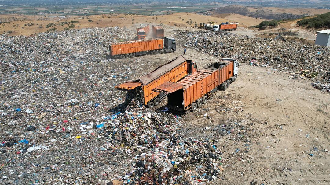 İzmir de çöp krizi sinek istilasına dönüştü! Şehir dört koldan ilaçlanıyor 2