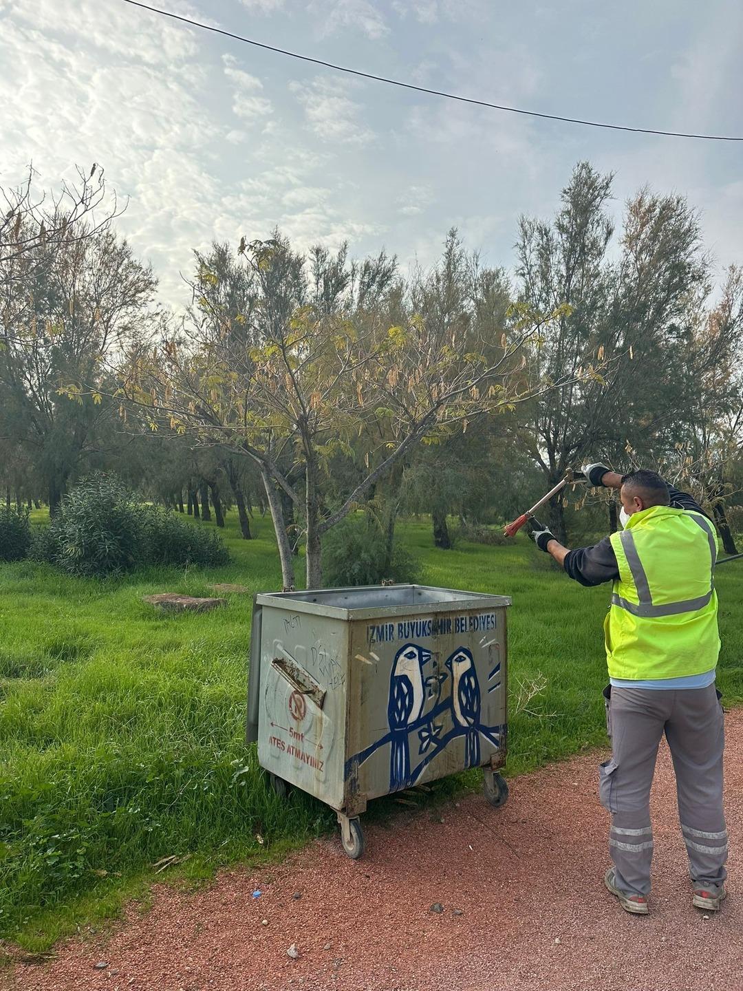 İzmir de çöp krizi sinek istilasına dönüştü! Şehir dört koldan ilaçlanıyor 1