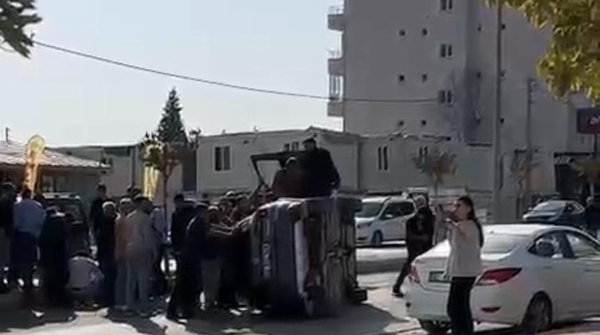 Otomobille &ccedil;arpışan ara&ccedil; devrildi: 1 yaralı