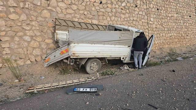 640xauto Kamyonet hafif ticari araca arkadan çarptı: 4 kişi yaralandı