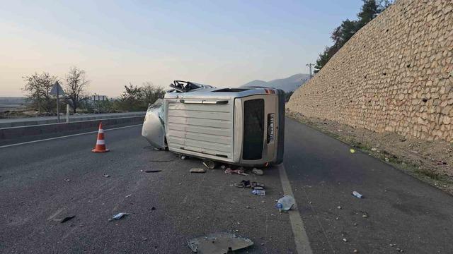 640xauto Kamyonet hafif ticari araca arkadan çarptı: 4 kişi yaralandı