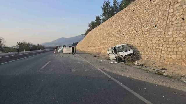 640xauto Kamyonet hafif ticari araca arkadan çarptı: 4 kişi yaralandı