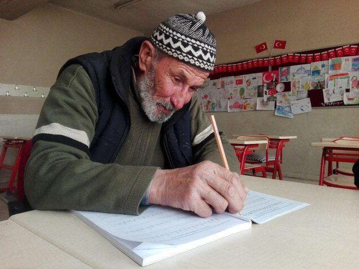Yaşlılar okuma yazma öğreniyor Son Dakika Haberler