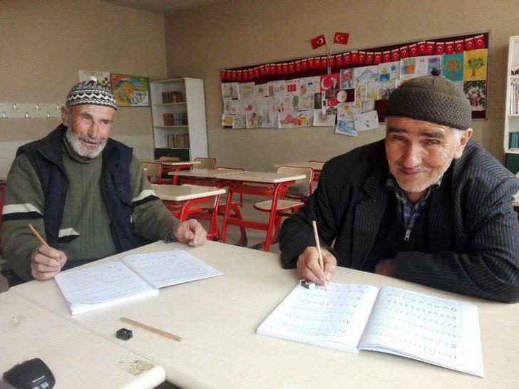 Yaşlılar okuma yazma öğreniyor Son Dakika Haberler