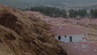Toprak kaymasında yapım aşamasındaki 6 ev zarar gördü