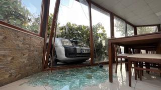 Otomobil, park halindeki 2 araç ile yayalara çarptı: 1 ölü, 3 yaralı