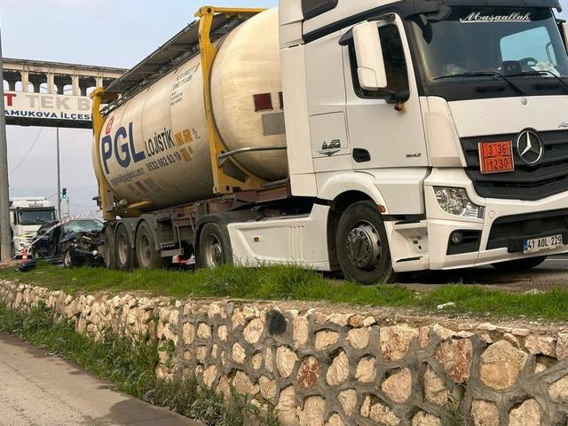 D-650'de park halindeki tıra çarpan otomobil hurdaya döndü: 1'i ağır 3 yaralı