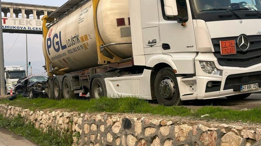 D-650'de park halindeki tıra &ccedil;arpan otomobil hurdaya d&ouml;nd&uuml;: 1'i ağır 3 yaralı